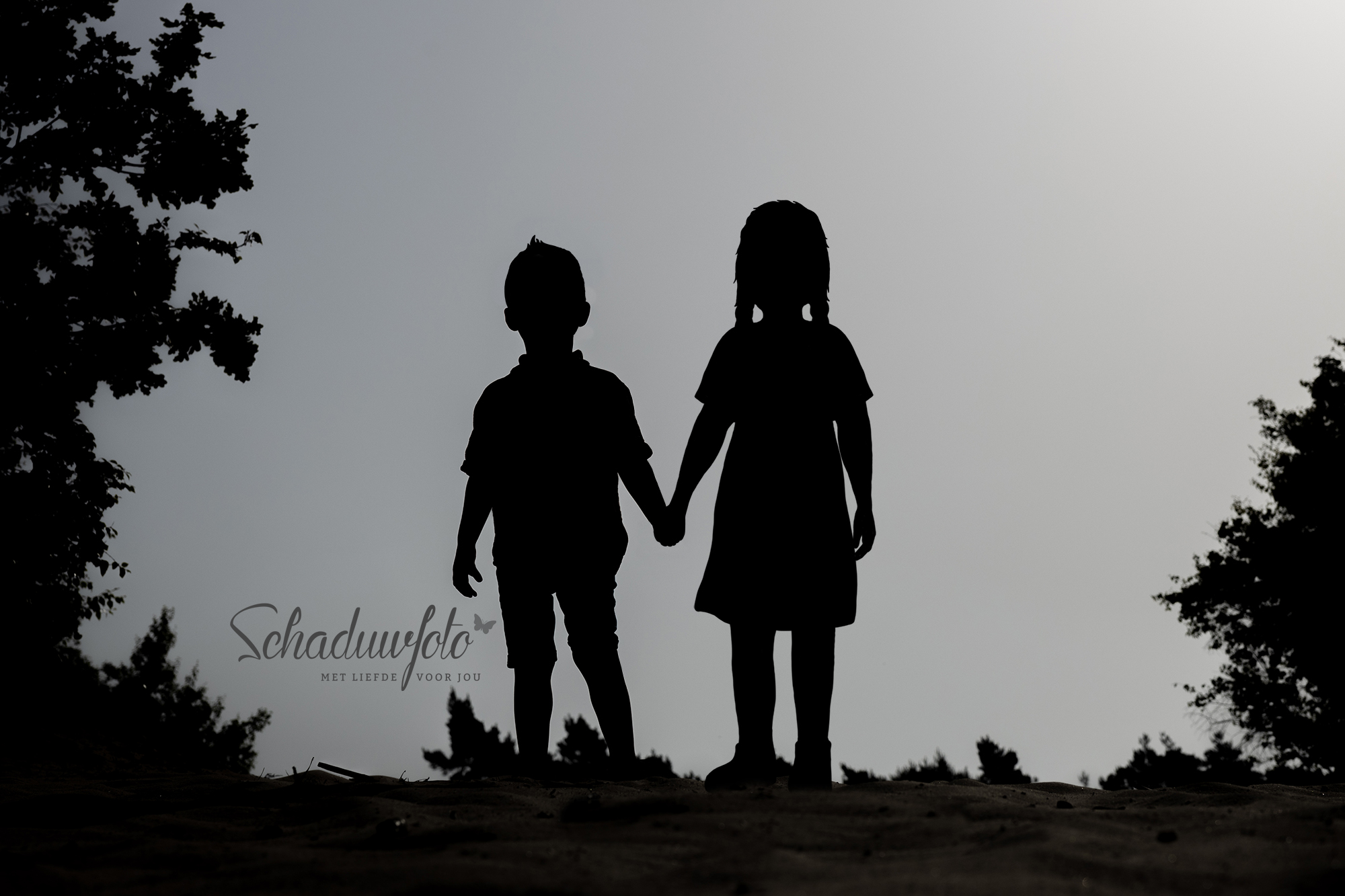 Schaduwfoto Silhouet door Dasja Dijkstra Schaduw van een overleden meisje eindelijk compleet hand in hand met overleden kindje broer en overleden zus
