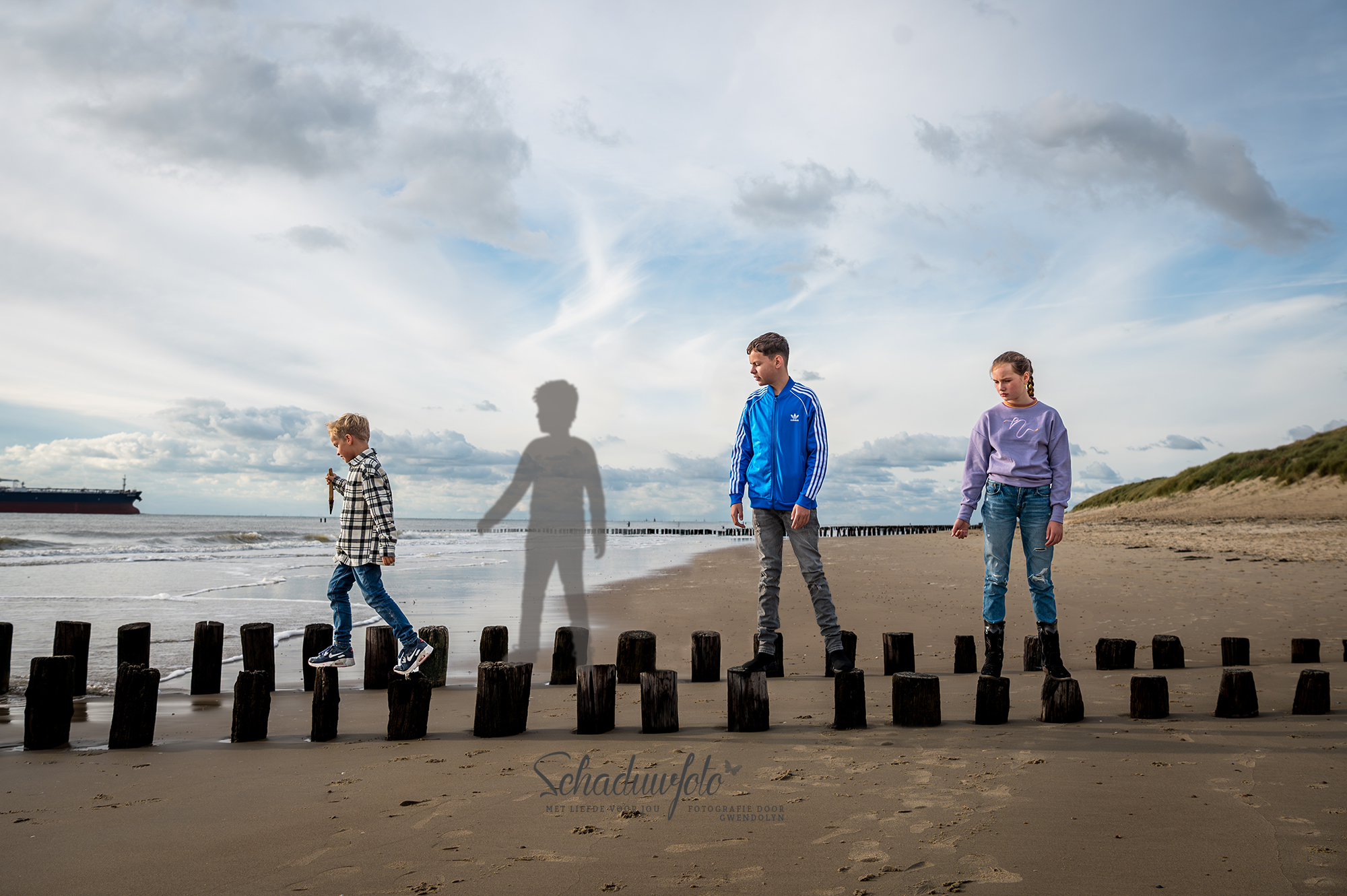 Schaduwfoto in samenwerking met Gwendolyn Pieters uit Zeeland overleden zoontje getekend door Dasja Dijkstra fotohoot aan de Zeeuwse kust