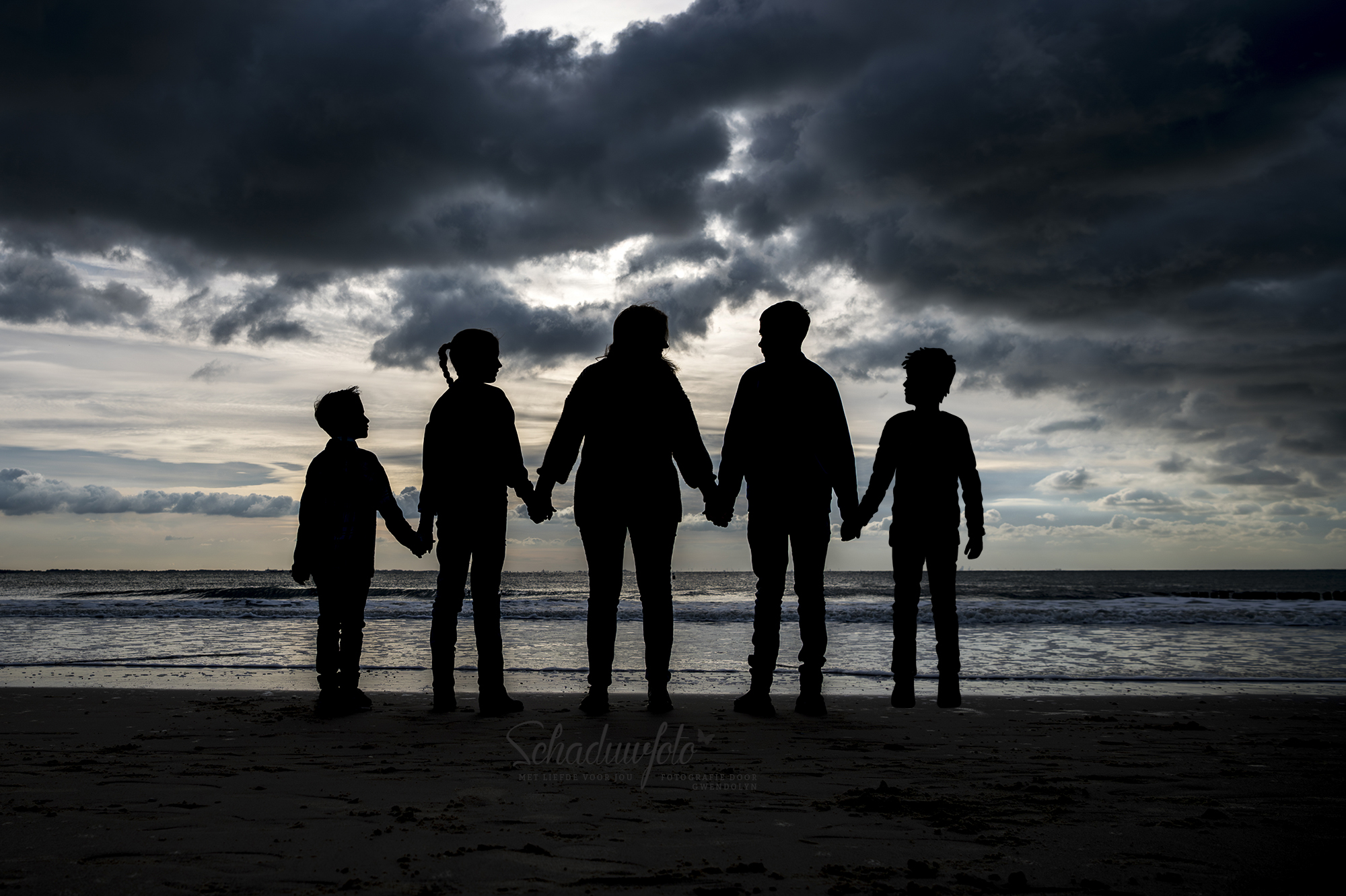Schaduwfoto in samenwerking met Gwendolyn Pieters uit Zeeland overleden zoontje getekend door Dasja Dijkstra fotoreportage aan de Zeeuwse kust Silhouet foto
