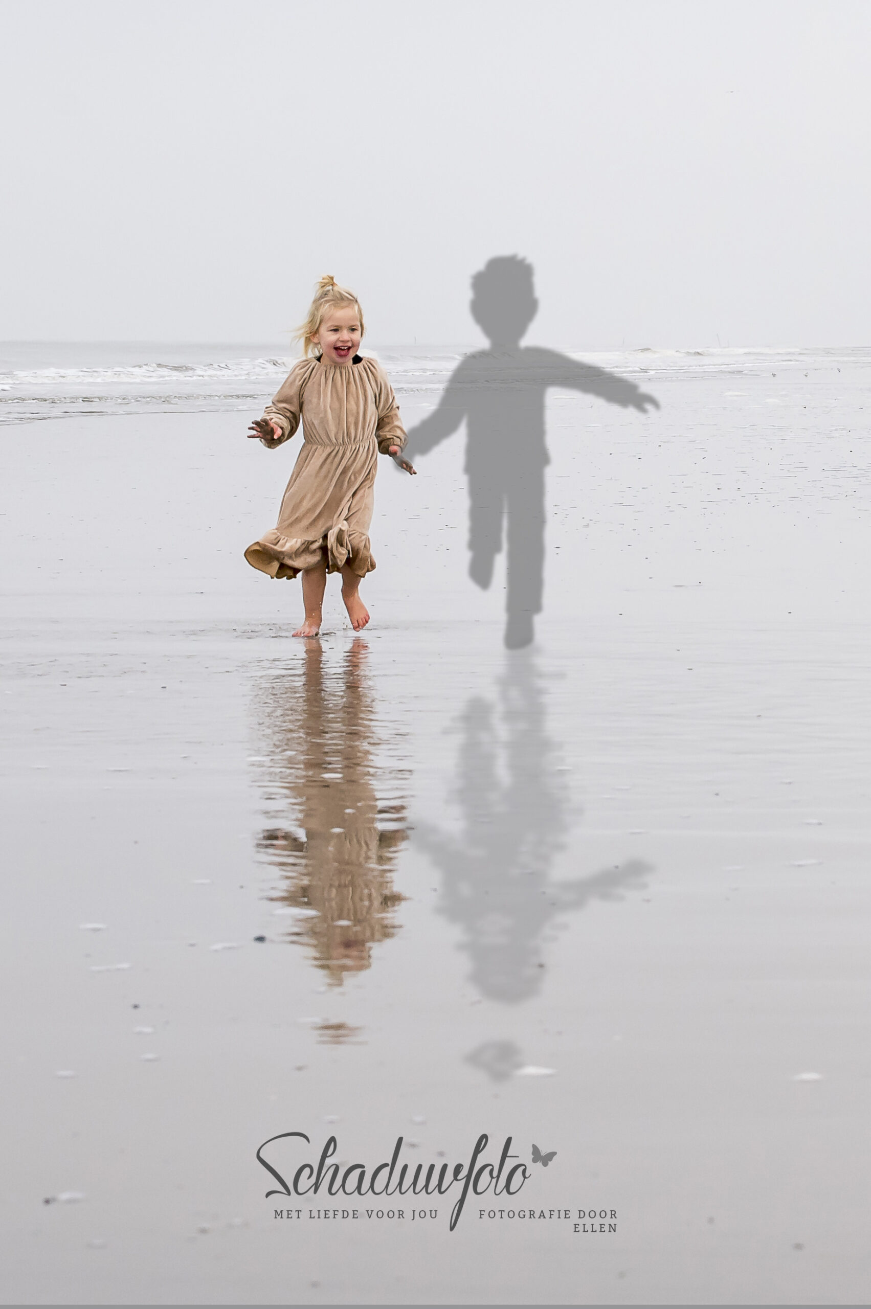 Dasja Dijkstra van Schaduwfoto in samenwerking met Ellen Langius fotograaf in Groningen met je overleden kindje op de foto Schaduwfoto in samenwerking met Gwendolyn Pieters uit Zeeland overleden zoontje getekend door Dasja Dijkstra fotoreportage aan de Zeeuwse kust