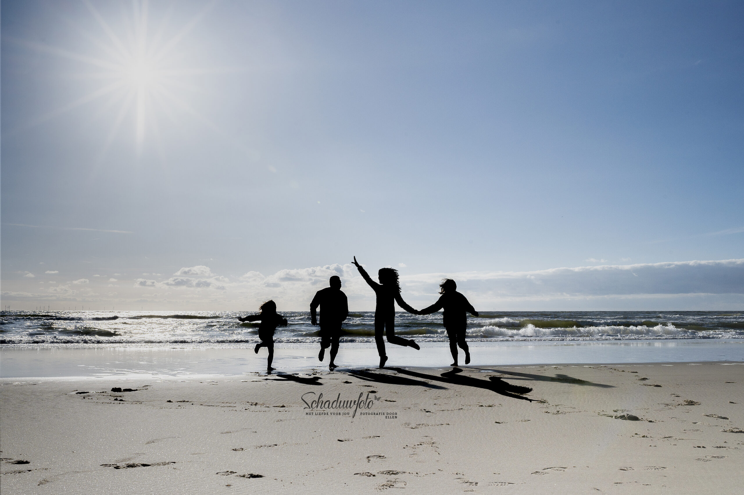 Ellen Langius Groningen fotoshoot op het strand moeder overleden ingetekend in de foto door Dasja Dijkstra van Schaduwfoto Schaduwfoto-altijd-dichtbij-in-de-regio-Zeeland-door-Gwendolyn-Pieters