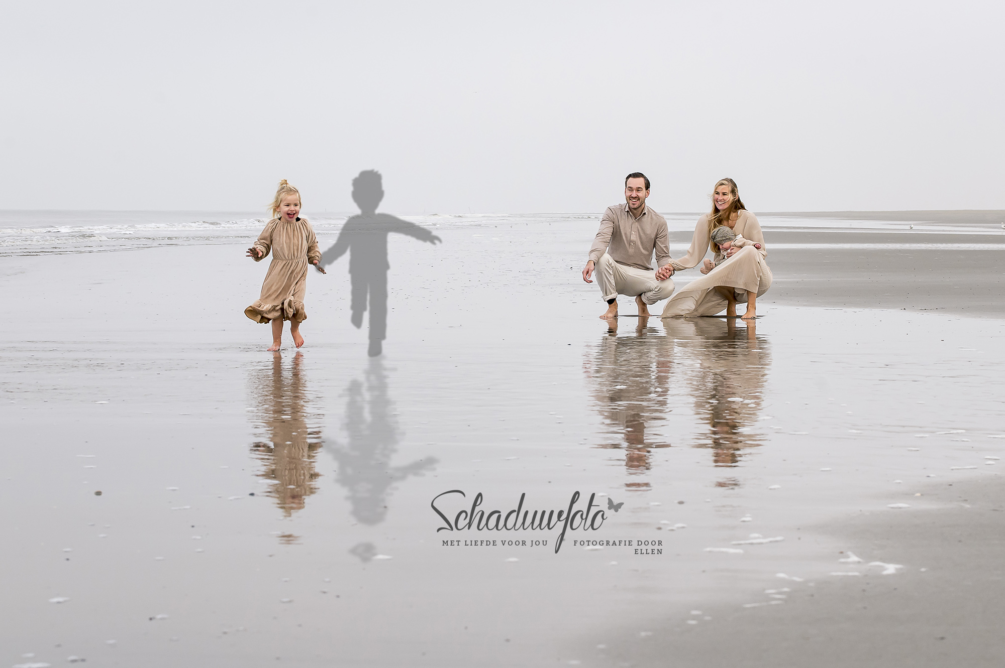 Ellen Langius Groningen fotoshoot op het strand zoontje overleden ingetekend in de foto door Dasja Dijkstra van Schaduwfoto