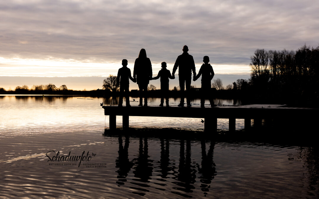 Silhouetfoto met overleden zoons